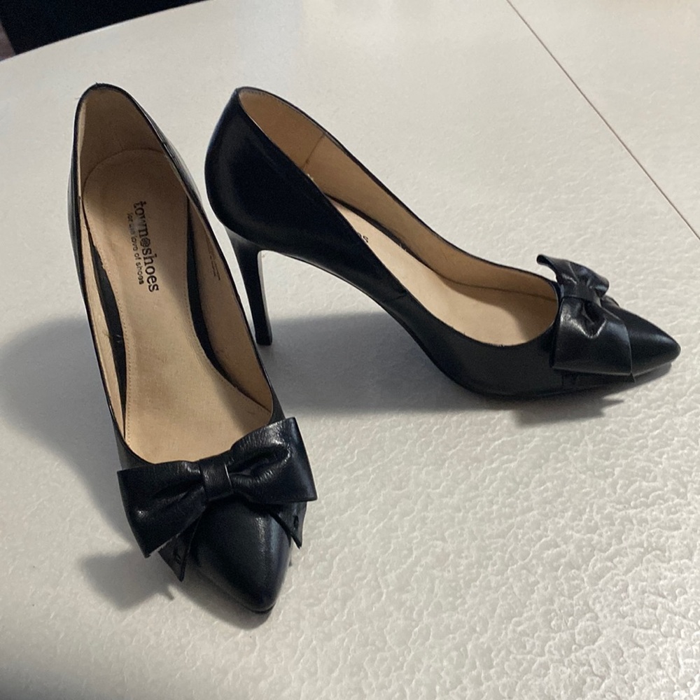 Pointed-Toe Bow High Heel Pumps in Black - Women